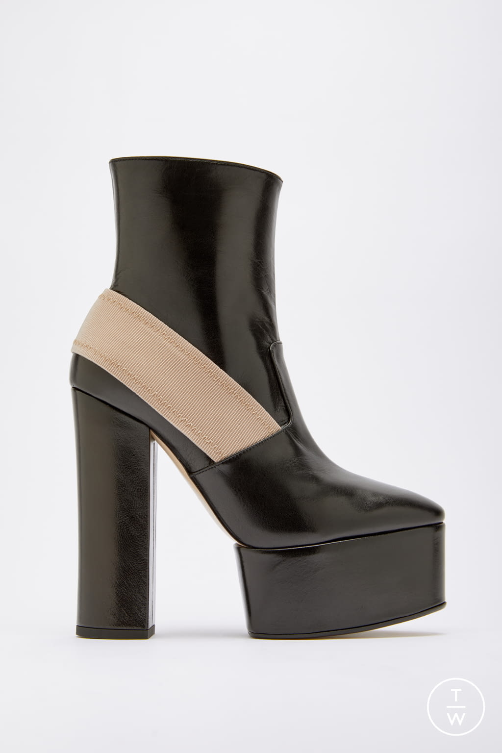 Fashion Week Milan Fall/Winter 2021 look 37 from the N°21 collection womenswear accessories