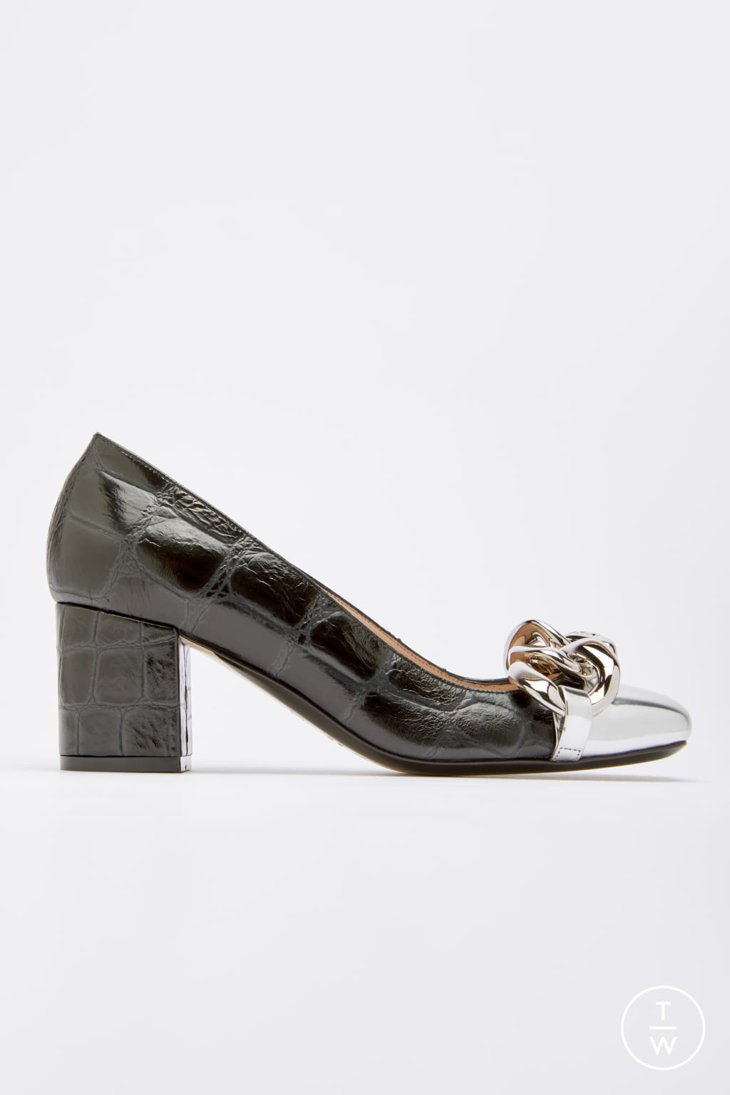 Fashion Week Milan Fall/Winter 2021 look 41 from the N°21 collection womenswear accessories