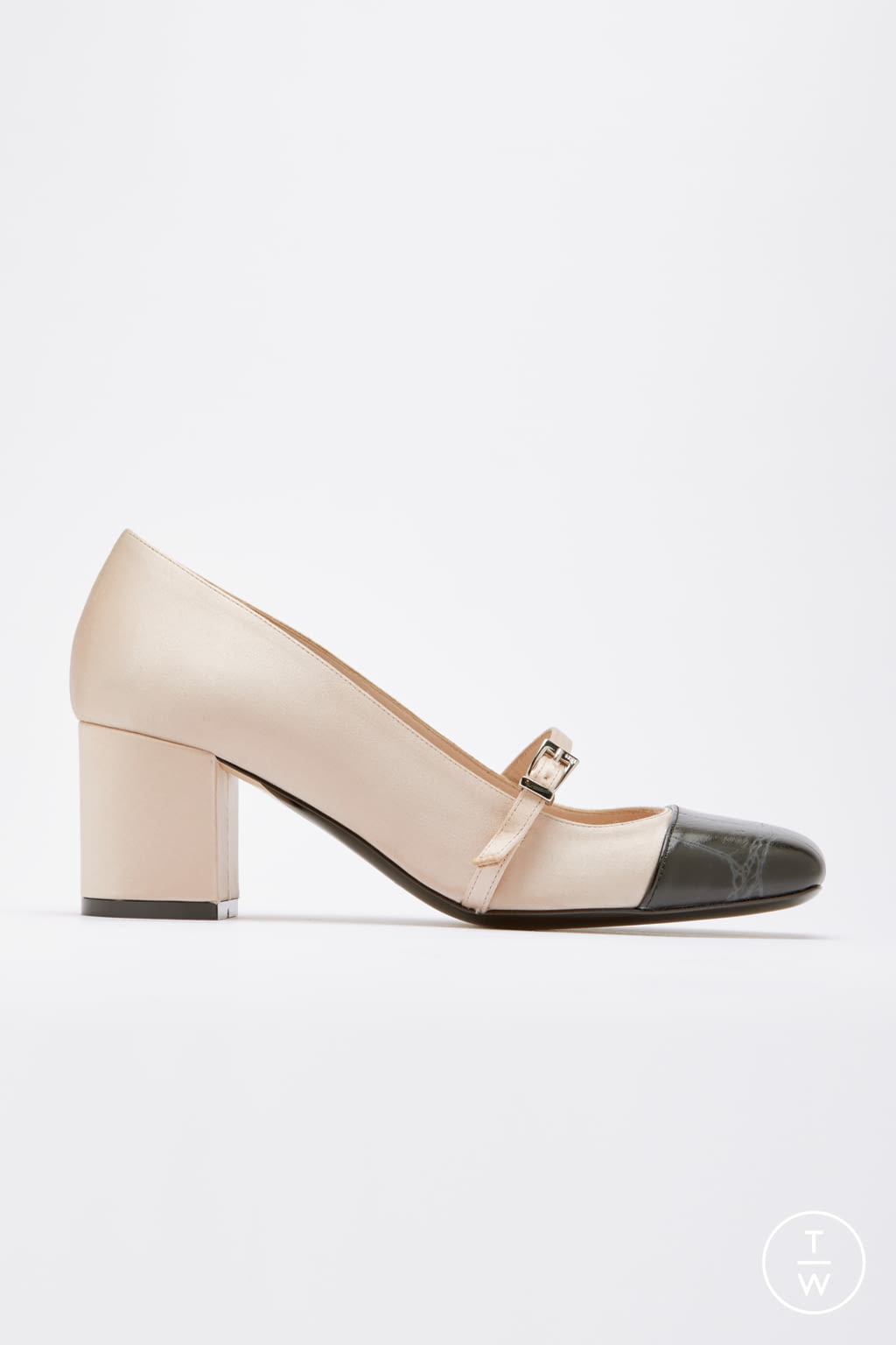 Fashion Week Milan Fall/Winter 2021 look 43 from the N°21 collection womenswear accessories