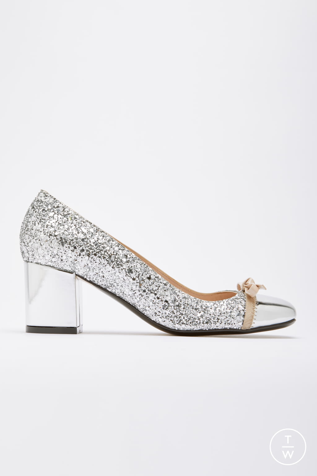 Fashion Week Milan Fall/Winter 2021 look 51 from the N°21 collection womenswear accessories