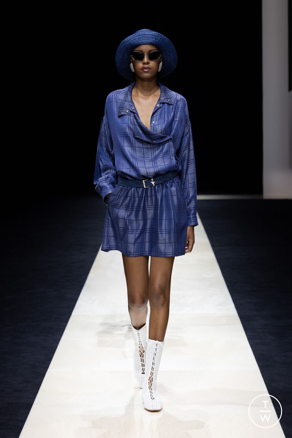 Fashion Week Milan Spring/Summer 2025 look 22 from the Emporio Armani collection womenswear
