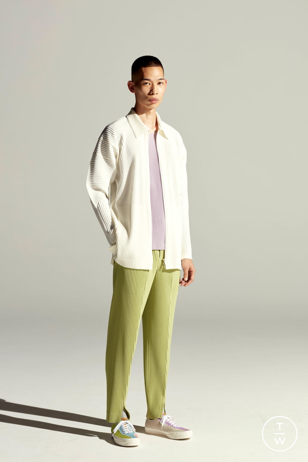 Fashion Week Paris Spring/Summer 2022 look 22 from the HOMME PLISSÉ ISSEY MIYAKE collection 男装