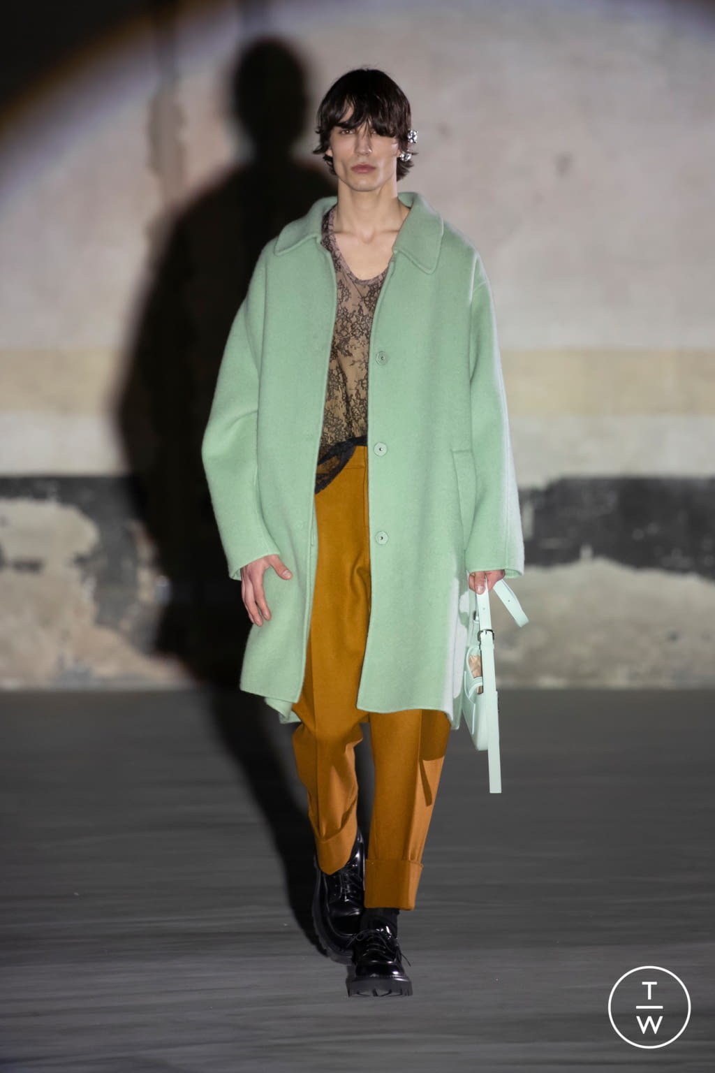 Fashion Week Milan Fall/Winter 2021 look 22 from the N°21 collection 女装