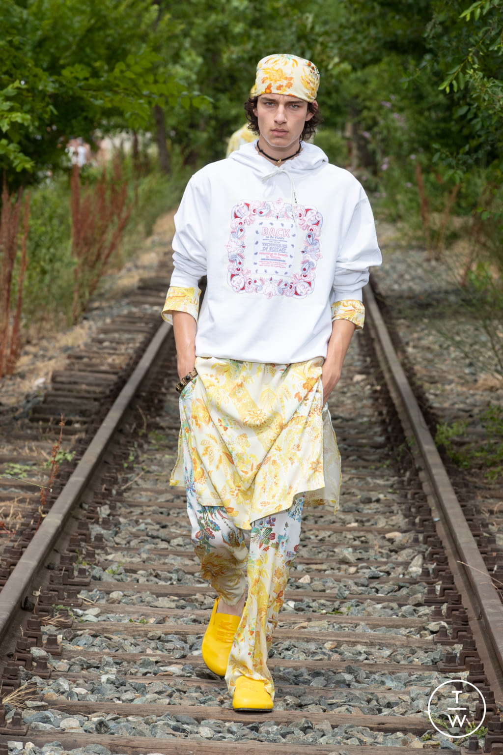 Fashion Week Milan Spring/Summer 2022 look 22 from the Etro collection menswear