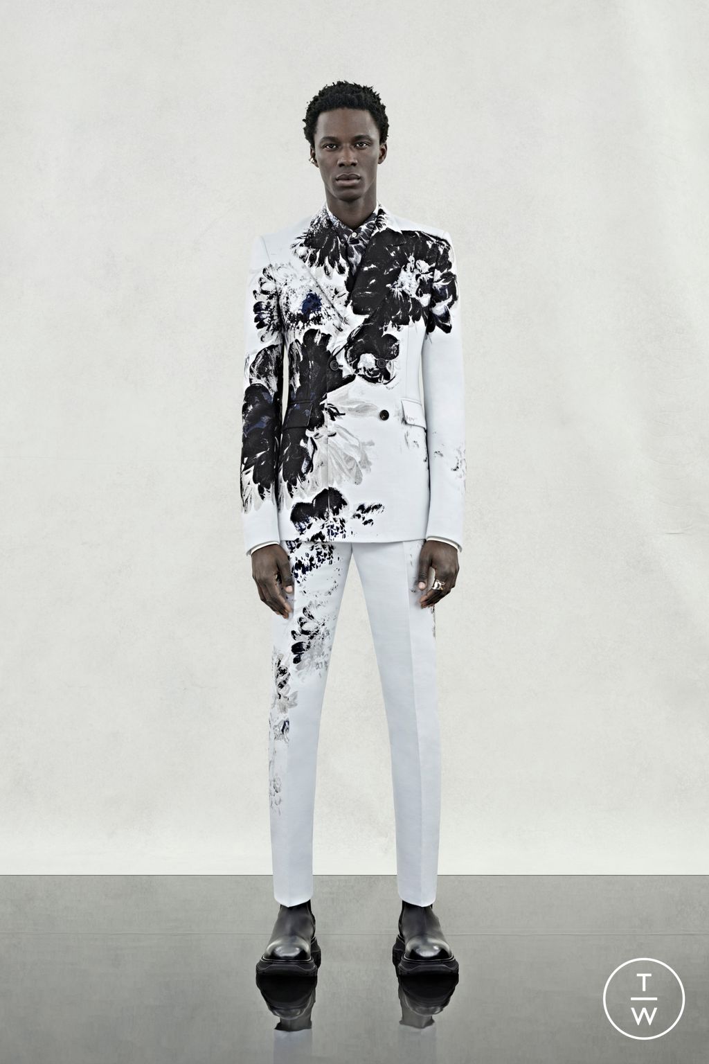 Fashion Week London Spring/Summer 2024 look 28 de la collection Alexander McQueen menswear