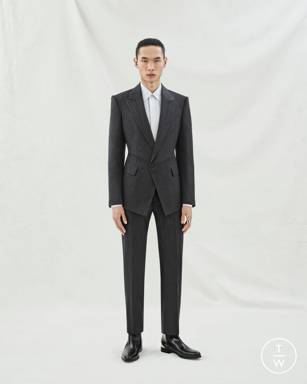 Fashion Week Paris Resort 2024 look 20 from the Alexander McQueen collection 男装