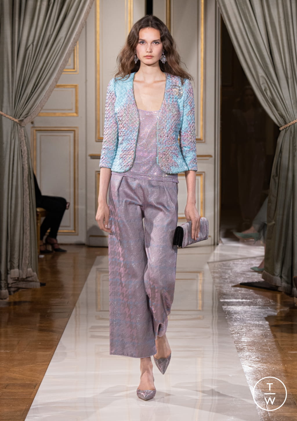 Fashion Week Paris Fall/Winter 2021 look 22 from the Giorgio Armani Privé collection 高级定制