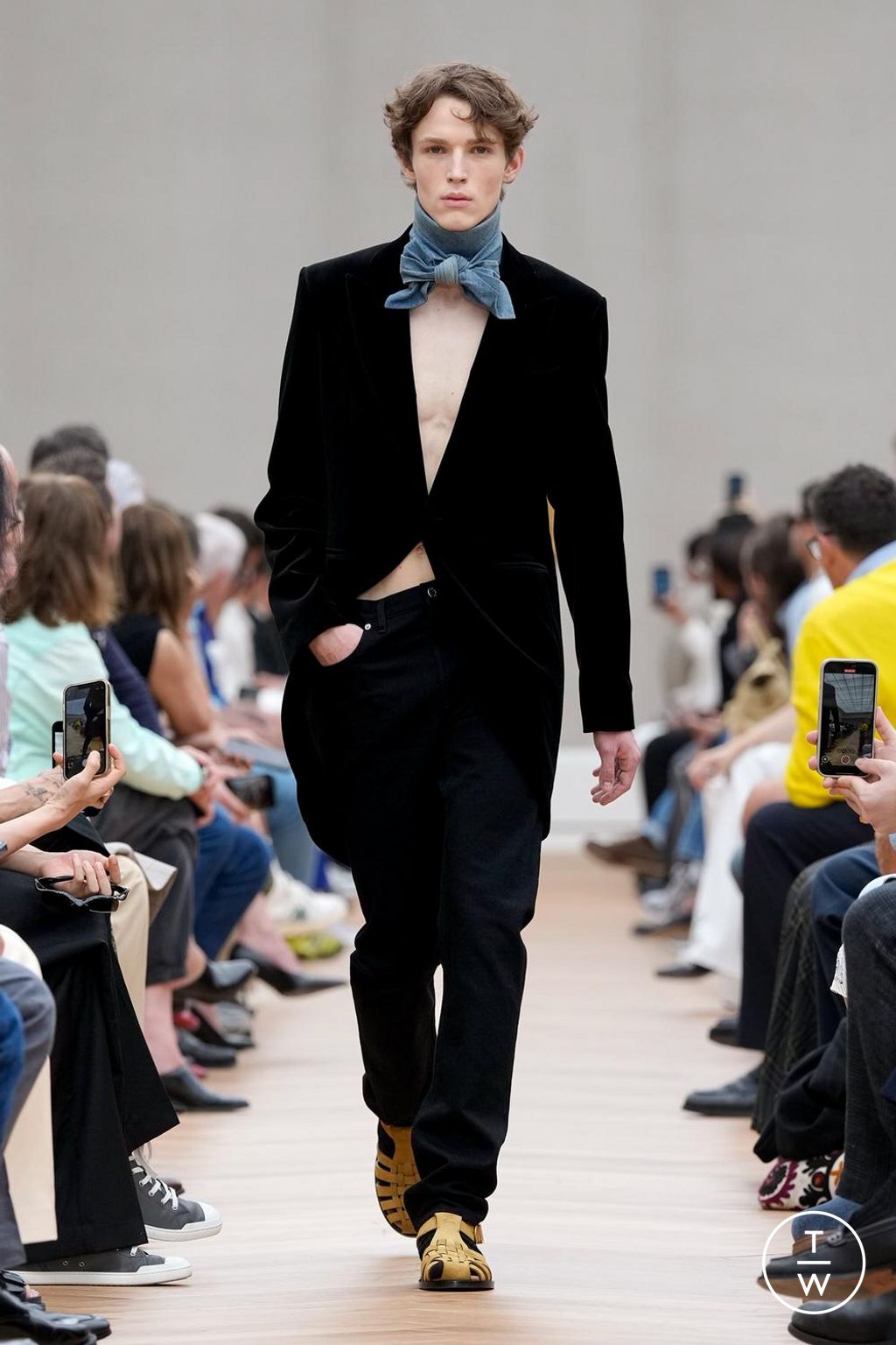 Fashion Week Paris Spring/Summer 2026 look 22 from the Dior Homme collection menswear