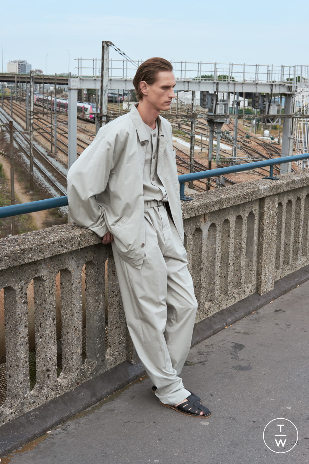 Fashion Week Paris Spring/Summer 2019 look 22 from the Lemaire collection 男装