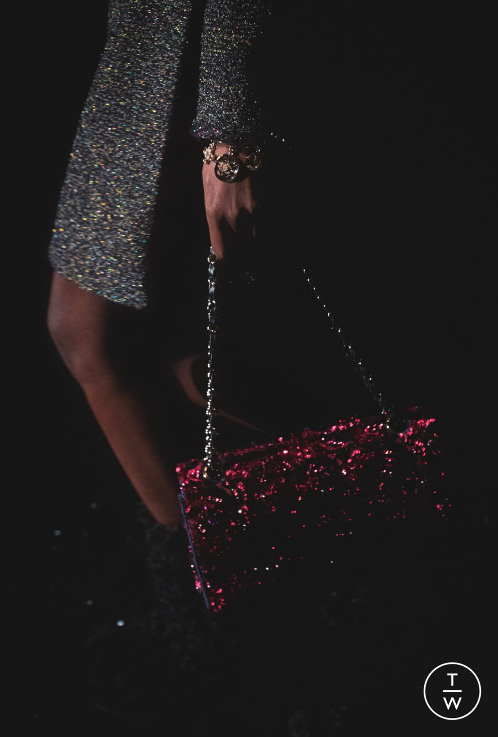 Fashion Week Paris Fall/Winter 2021 look 21 from the Chanel collection womenswear accessories