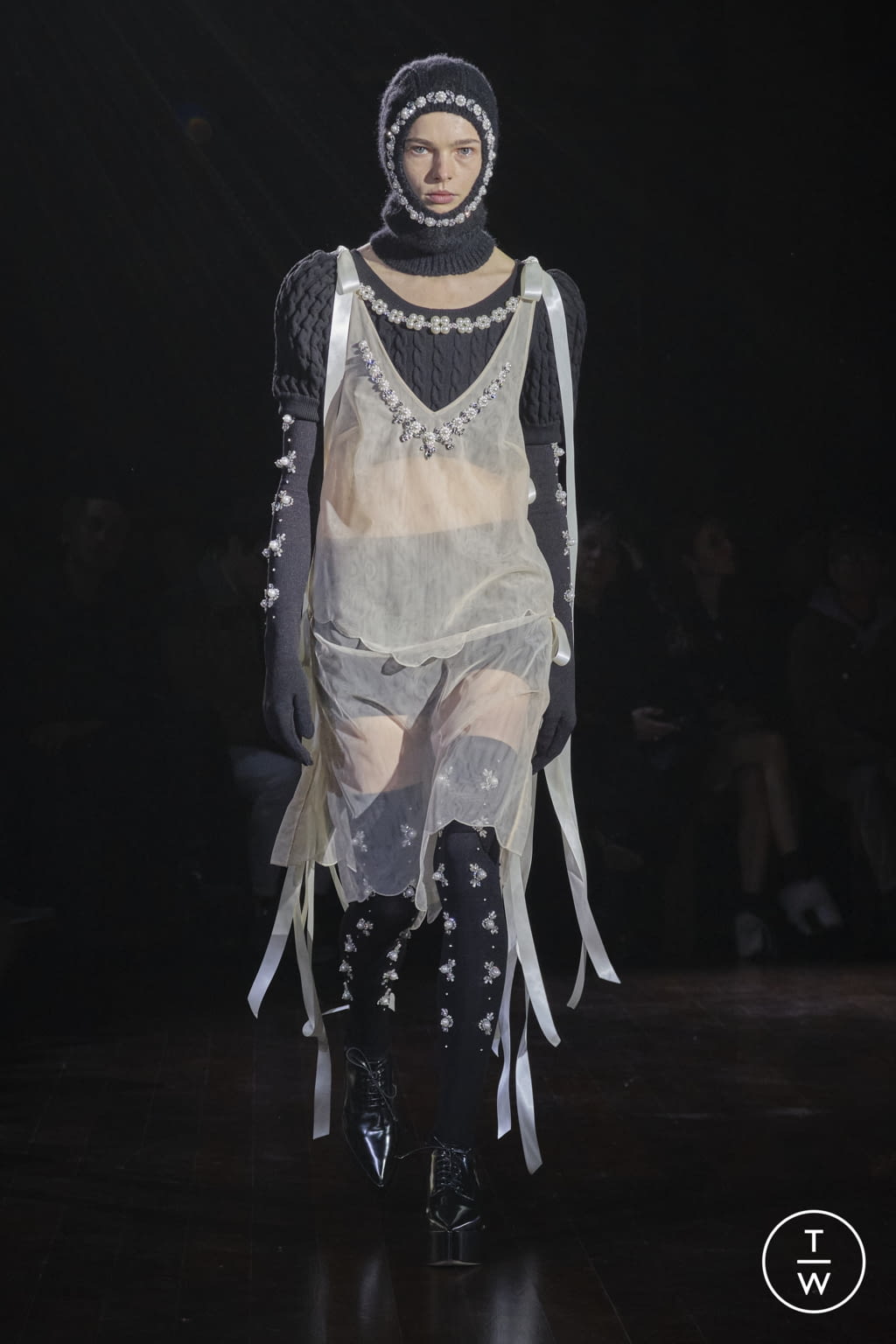 Fashion Week London Fall/Winter 2022 look 13 from the Simone Rocha collection womenswear