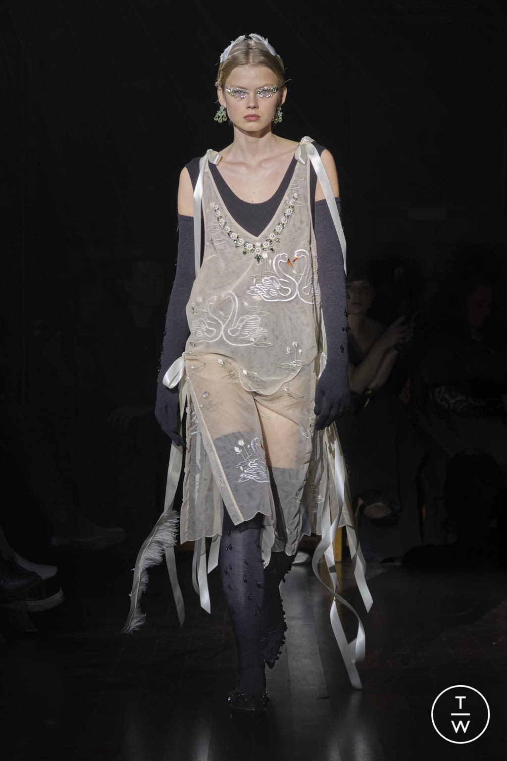 Fashion Week London Fall/Winter 2022 look 15 from the Simone Rocha collection womenswear