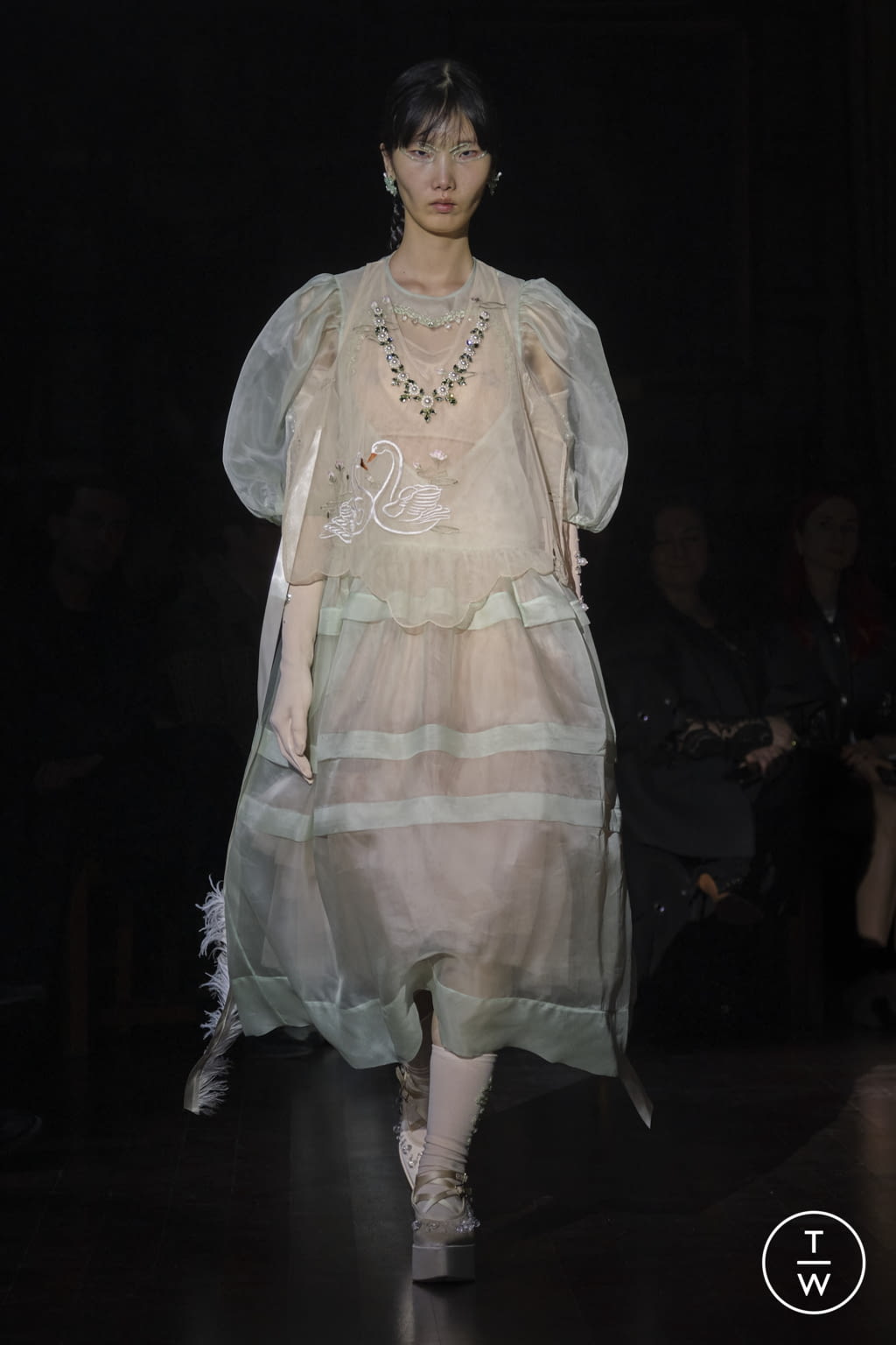 Fashion Week London Fall/Winter 2022 look 27 from the Simone Rocha collection 女装