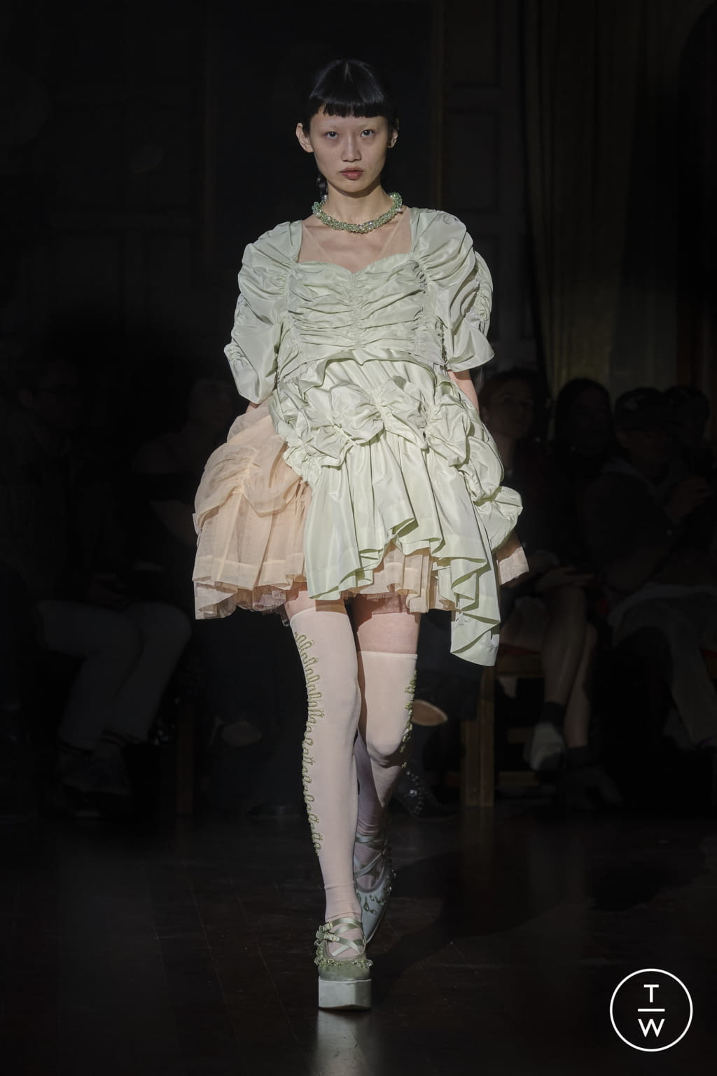 Fashion Week London Fall/Winter 2022 look 30 from the Simone Rocha collection womenswear