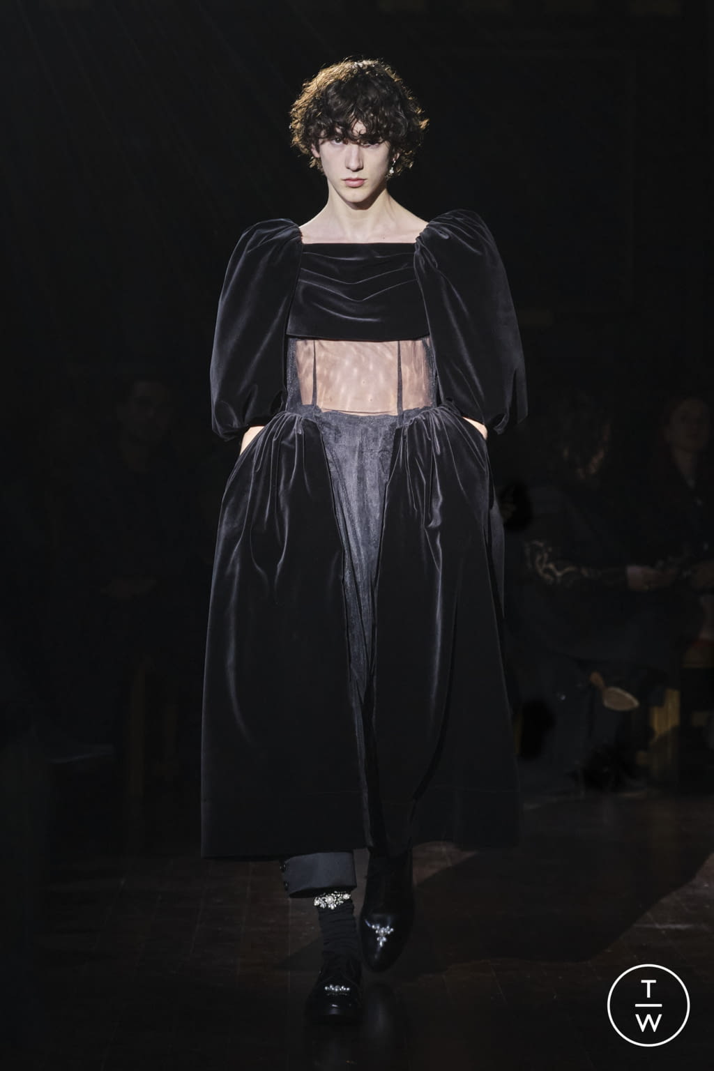 Fashion Week London Fall/Winter 2022 look 33 from the Simone Rocha collection womenswear