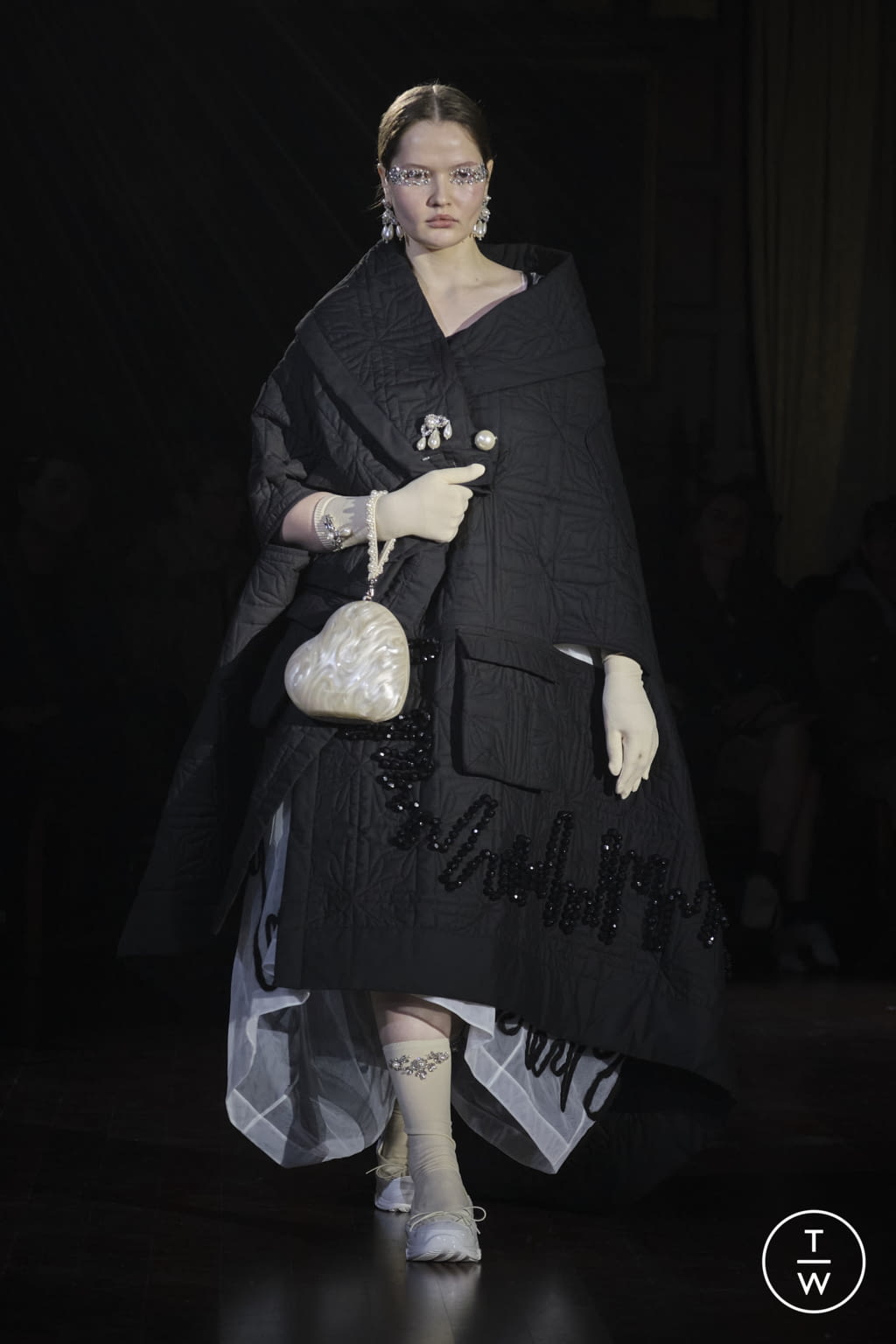 Fashion Week London Fall/Winter 2022 look 35 from the Simone Rocha collection womenswear