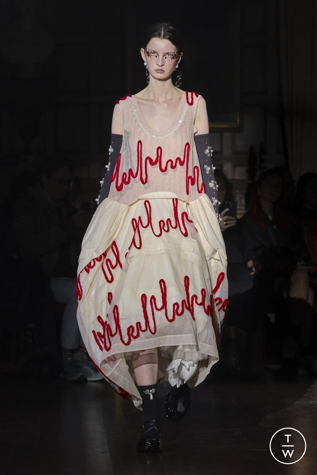 Fashion Week London Fall/Winter 2022 look 39 from the Simone Rocha collection womenswear