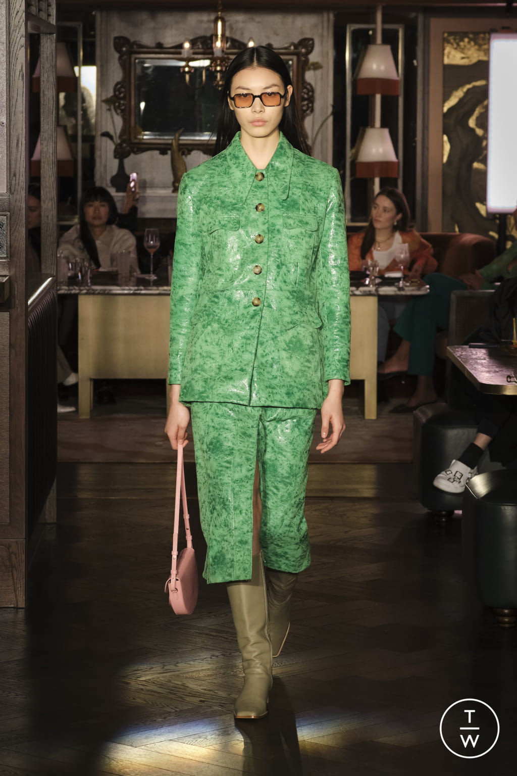 Fashion Week London Fall/Winter 2022 look 8 from the Rejina Pyo collection 女装