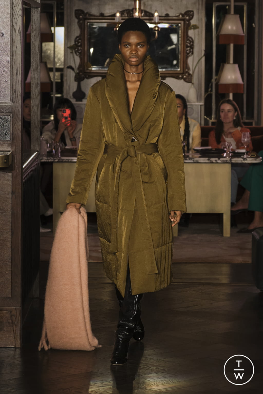 Fashion Week London Fall/Winter 2022 look 9 from the Rejina Pyo collection 女装