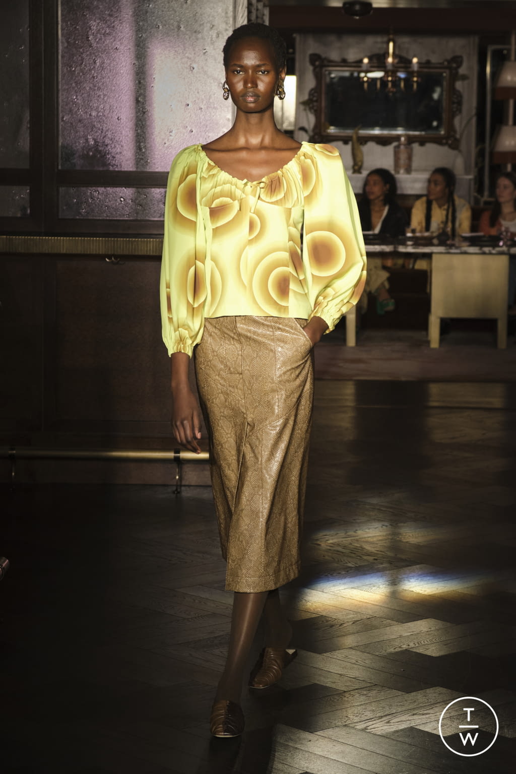 Fashion Week London Fall/Winter 2022 look 13 de la collection Rejina Pyo womenswear