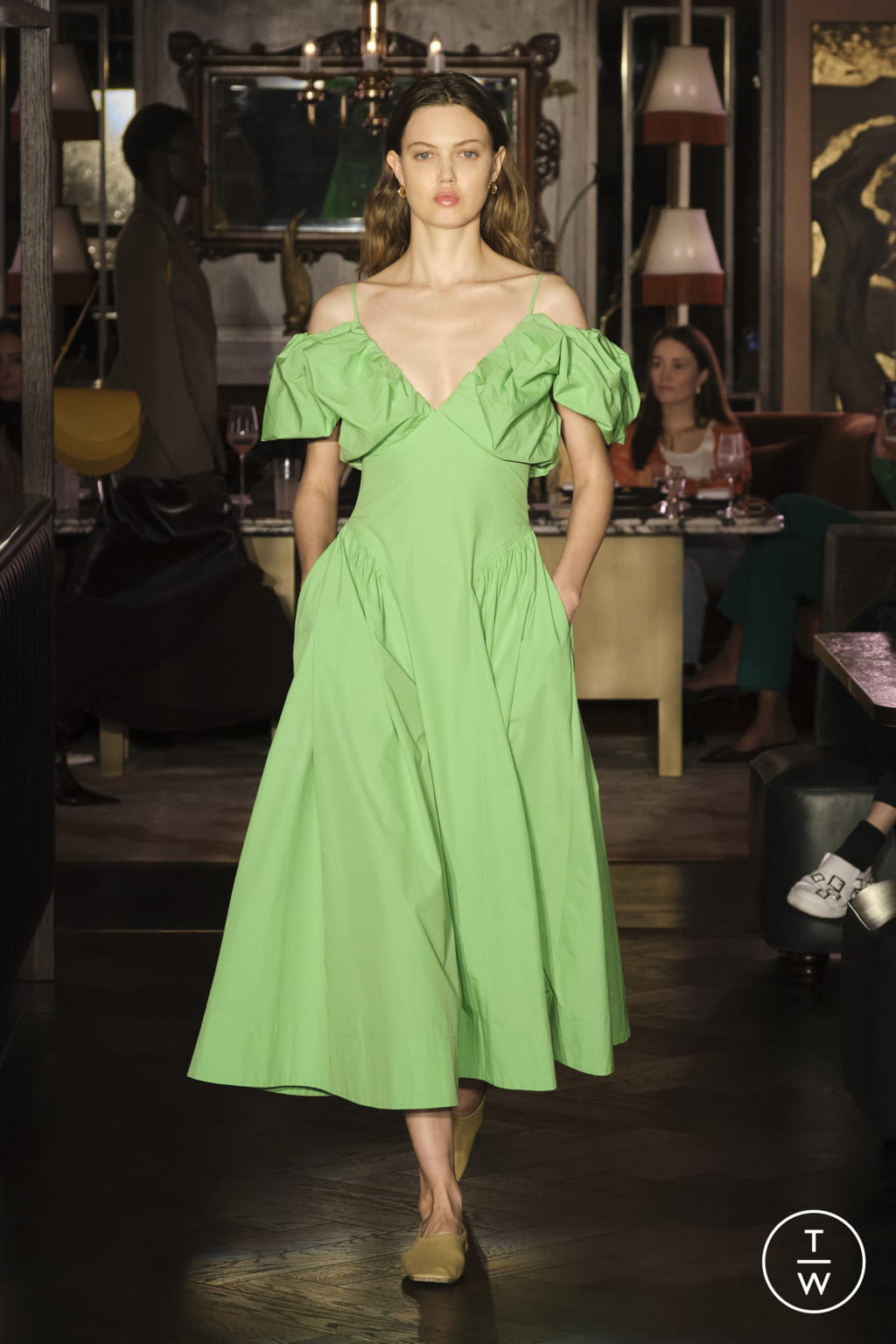 Fashion Week London Fall/Winter 2022 look 14 de la collection Rejina Pyo womenswear