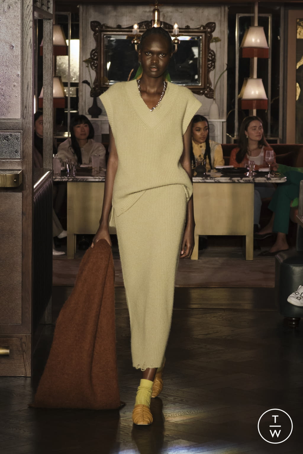 Fashion Week London Fall/Winter 2022 look 18 de la collection Rejina Pyo womenswear