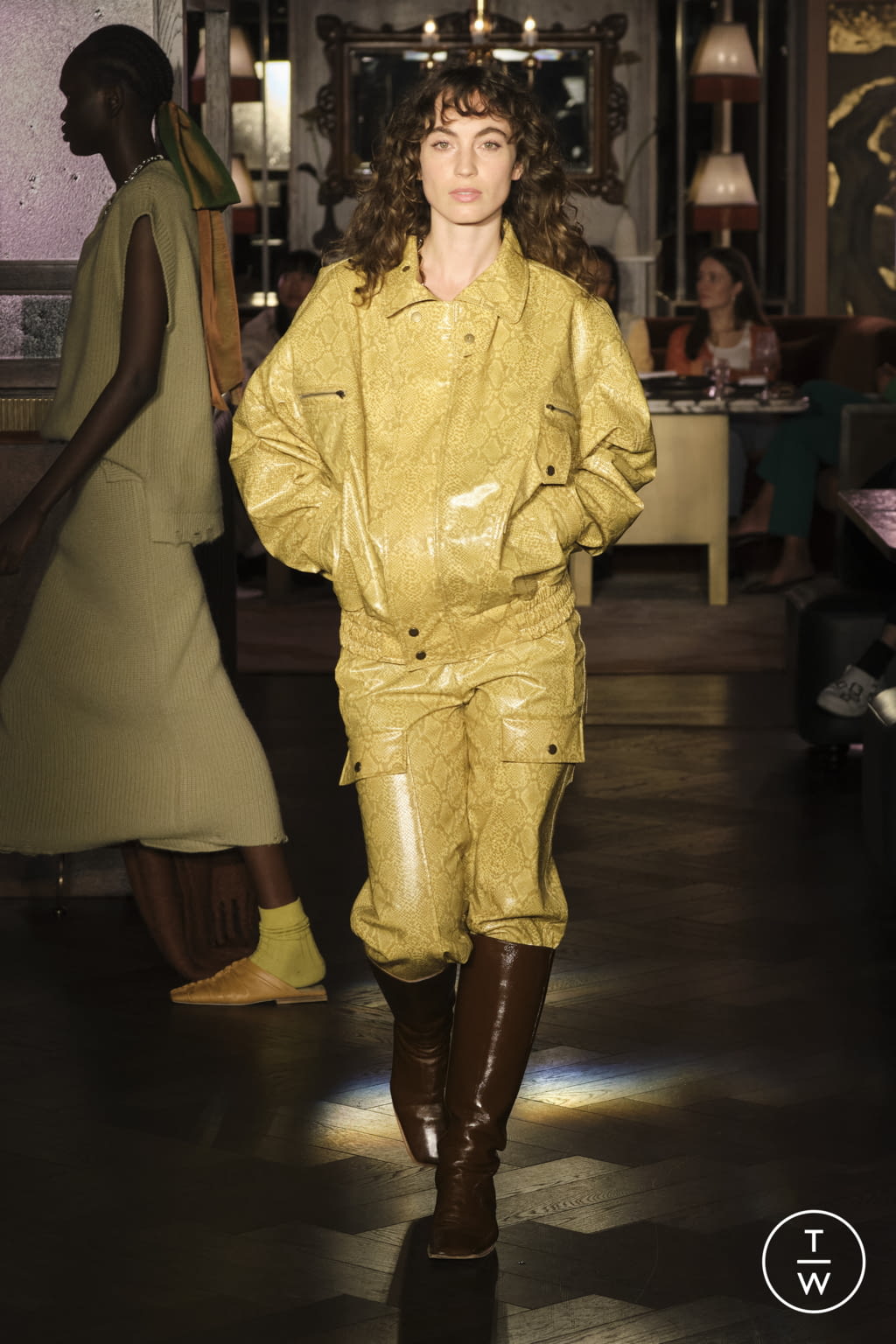 Fashion Week London Fall/Winter 2022 look 20 de la collection Rejina Pyo womenswear