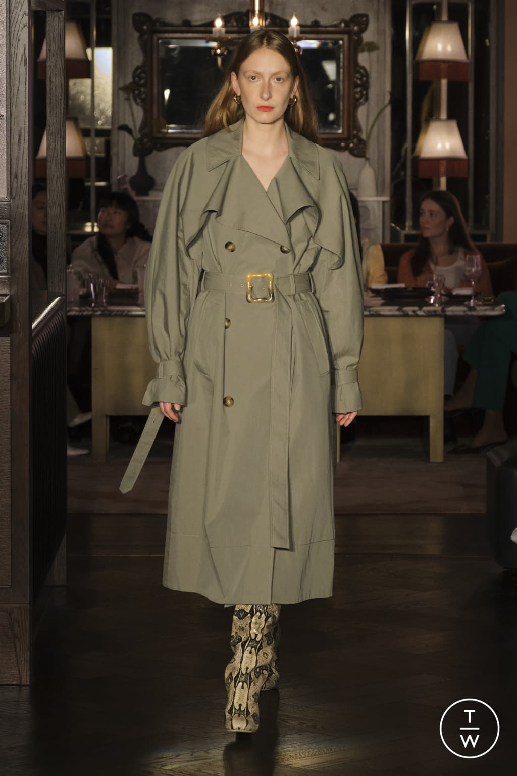 Fashion Week London Fall/Winter 2022 look 28 from the Rejina Pyo collection 女装