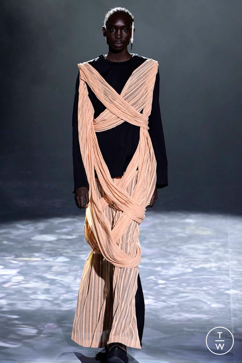 Fashion Week Paris Spring/Summer 2023 look 15 from the Yuima Nakazato collection couture