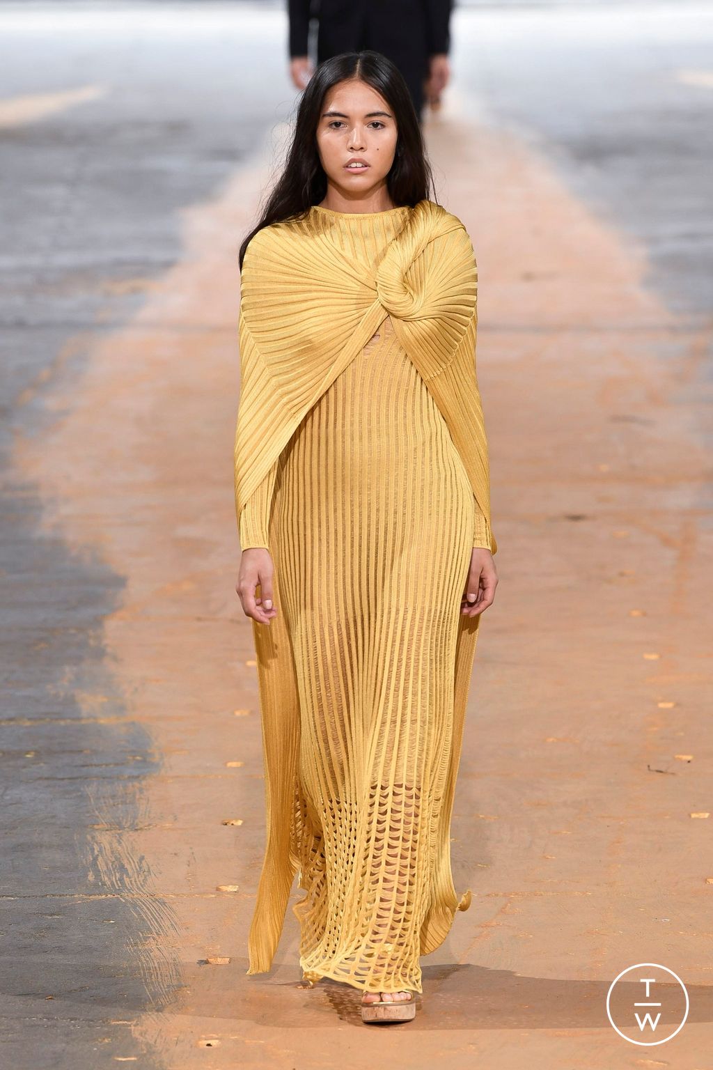 Fashion Week New York Spring/Summer 2023 look 32 from the Gabriela Hearst collection 女装