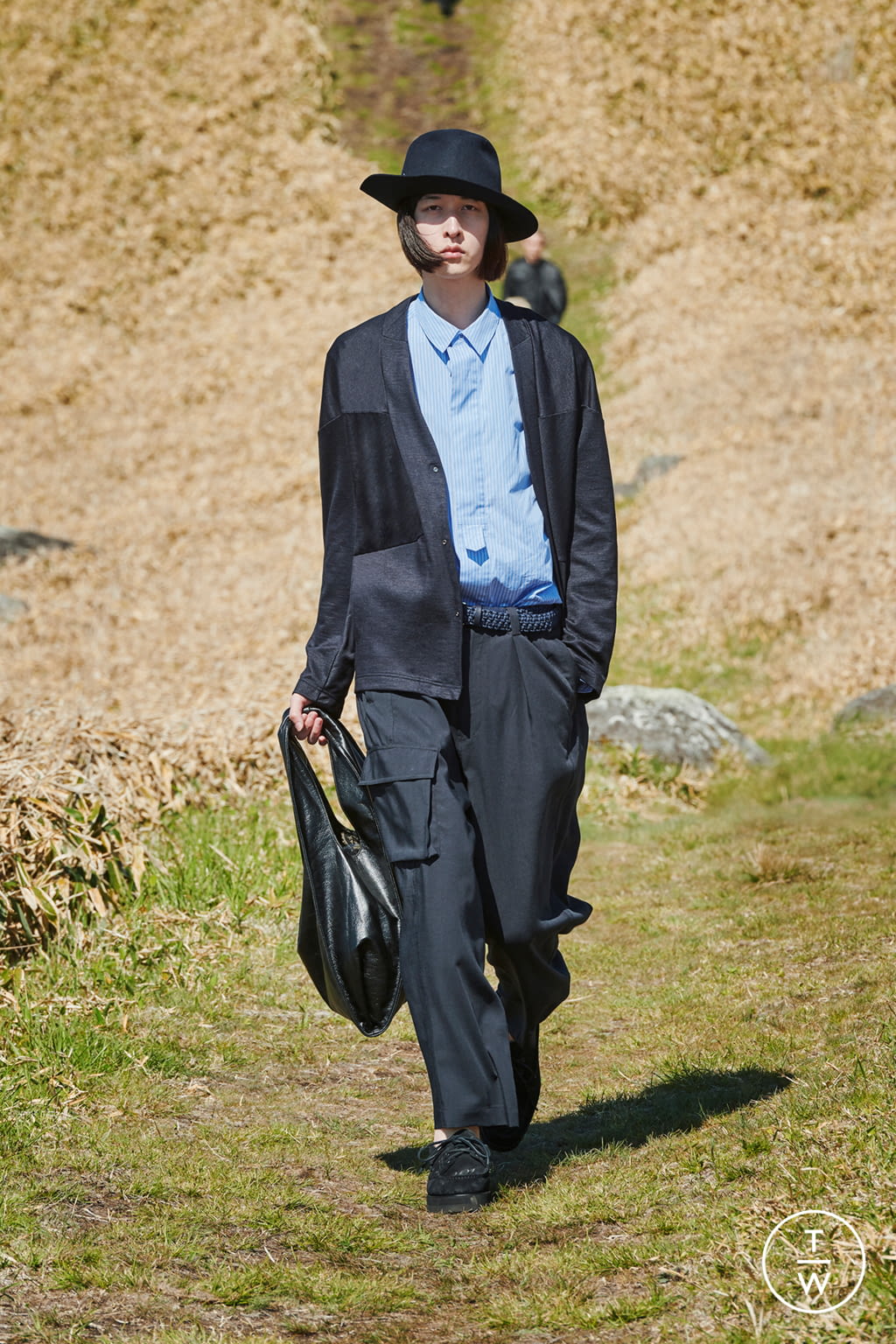 Fashion Week Paris Spring/Summer 2022 look 22 from the White Mountaineering collection 男装