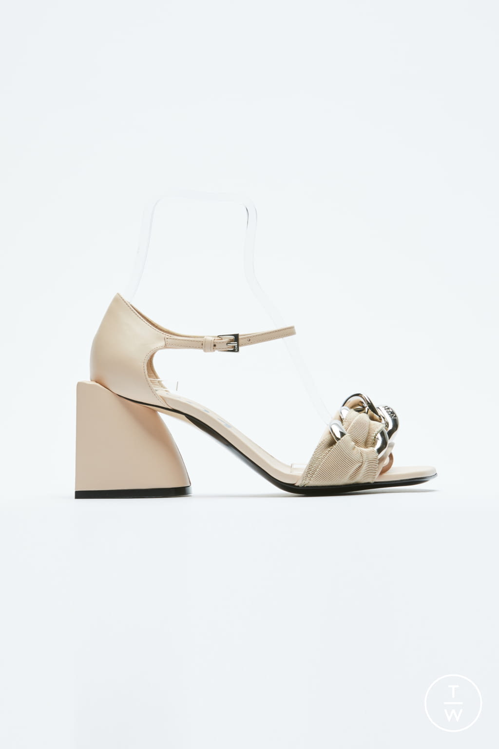 Fashion Week Milan Spring/Summer 2022 look 26 from the N°21 collection womenswear accessories