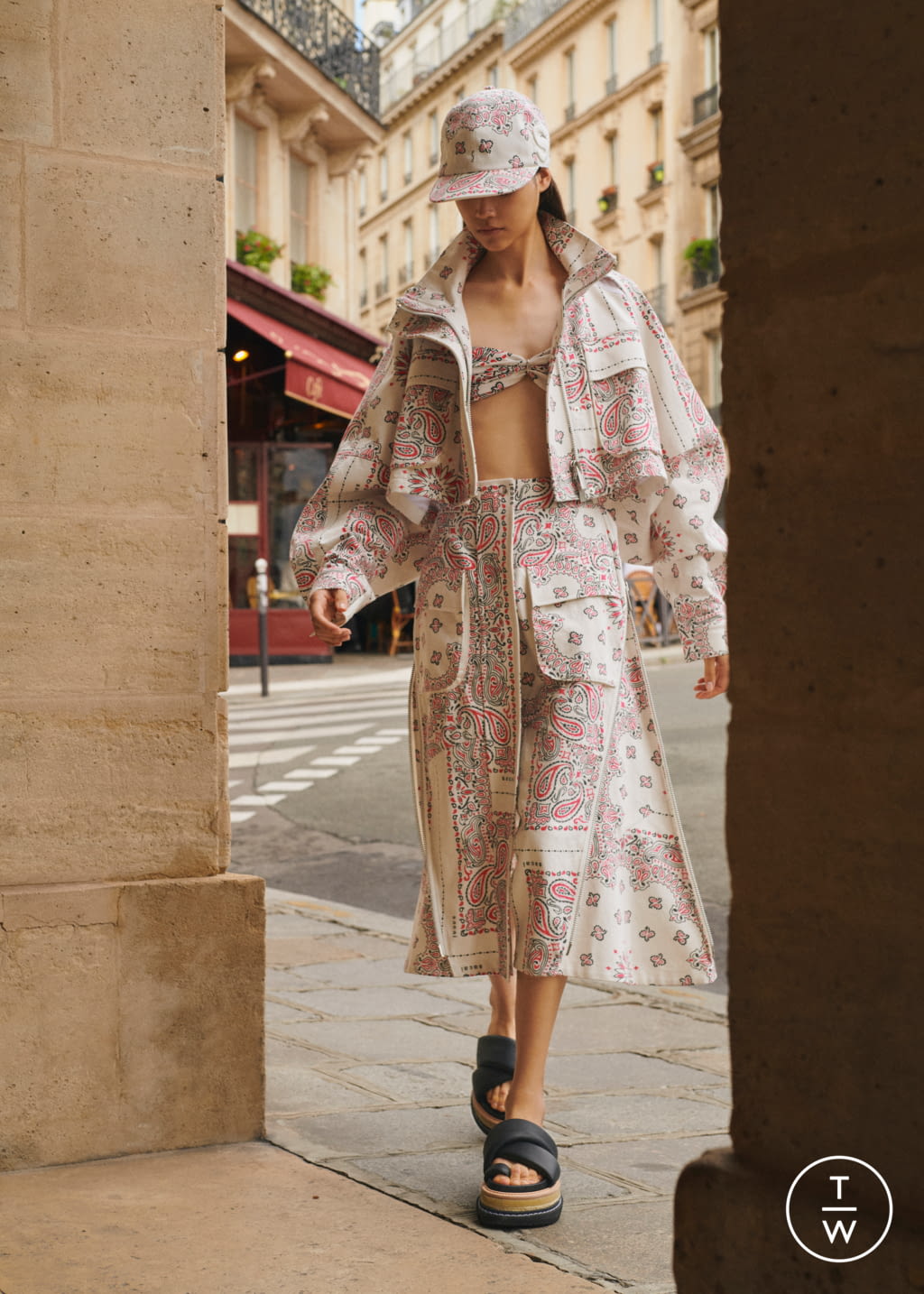 Fashion Week Paris Resort 2022 look 28 from the Sacai collection 女装