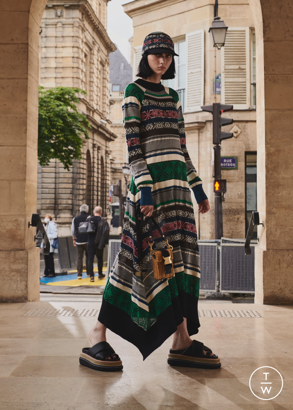 Fashion Week Paris Resort 2022 look 5 from the Sacai collection womenswear