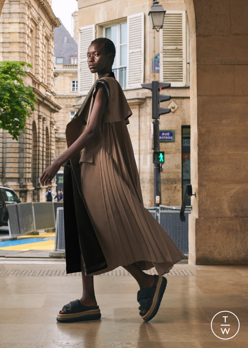 Fashion Week Paris Resort 2022 look 8 from the Sacai collection womenswear