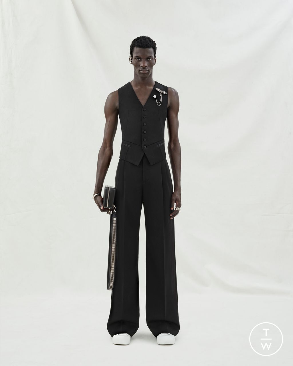 Fashion Week Paris Resort 2024 look 21 from the Alexander McQueen collection 男装