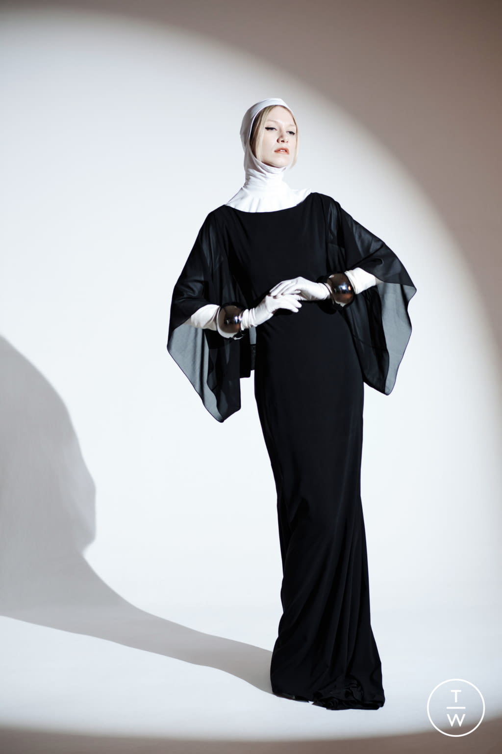 Fashion Week Paris Fall/Winter 2021 look 23 de la collection Valentin Yudashkin womenswear