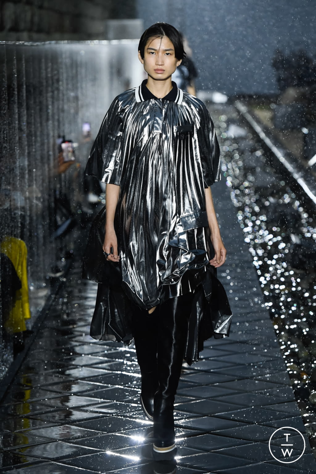 Fashion Week Paris Spring/Summer 2021 look 23 from the Sacai collection 女装