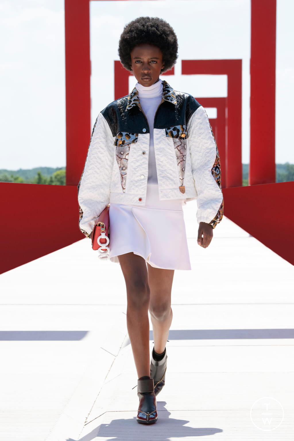 Fashion Week Paris Resort 2022 look 23 from the Louis Vuitton collection womenswear