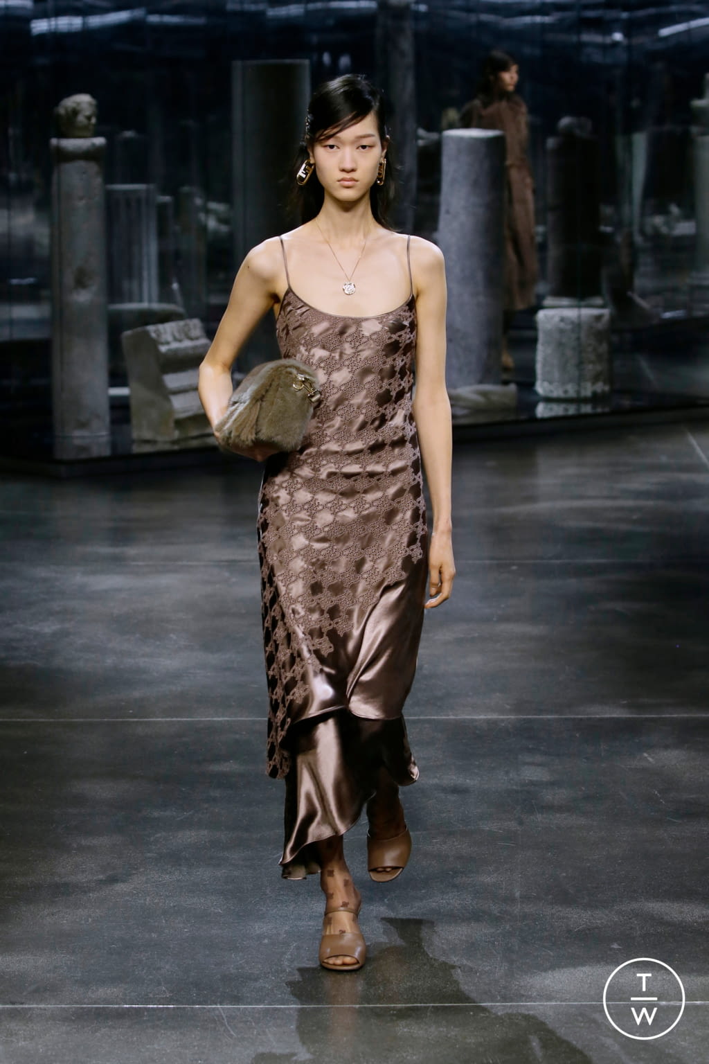 Fashion Week Milan Fall/Winter 2021 look 23 from the Fendi collection 女装