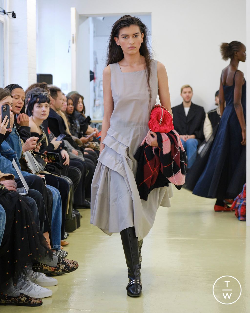 Fashion Week London Fall/Winter 2023 look 25 de la collection Molly Goddard womenswear