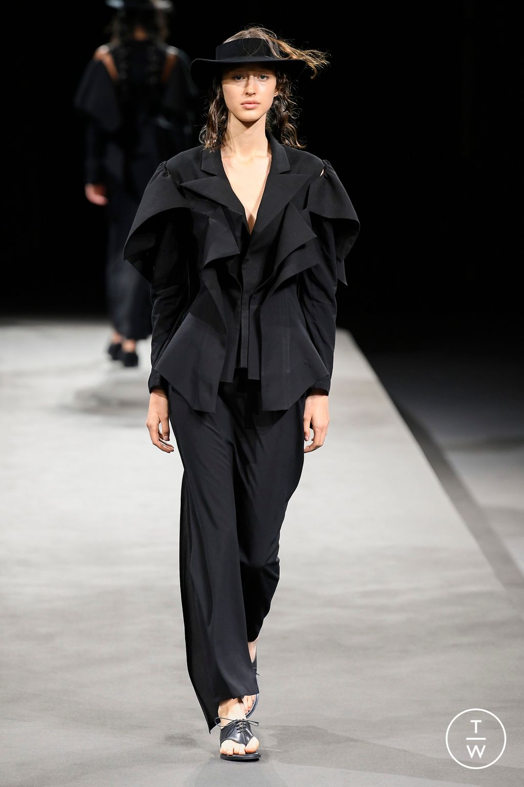 Fashion Week Paris Spring/Summer 2023 look 5 from the Yohji Yamamoto collection womenswear