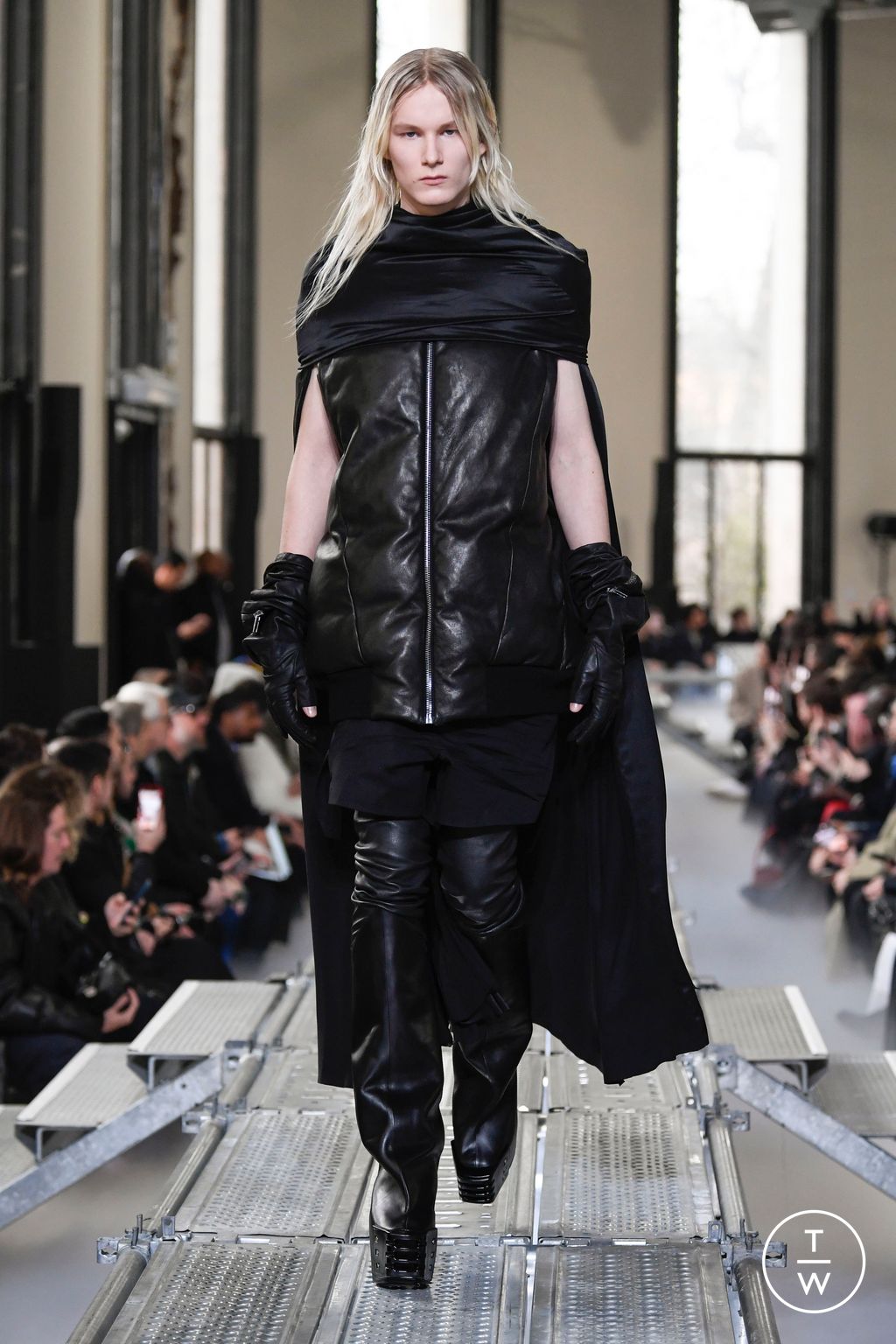 Fashion Week Paris Fall/Winter 2023 look 17 from the Rick Owens collection menswear