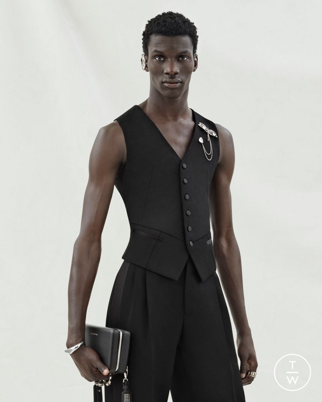 Fashion Week Paris Resort 2024 look 22 from the Alexander McQueen collection 男装