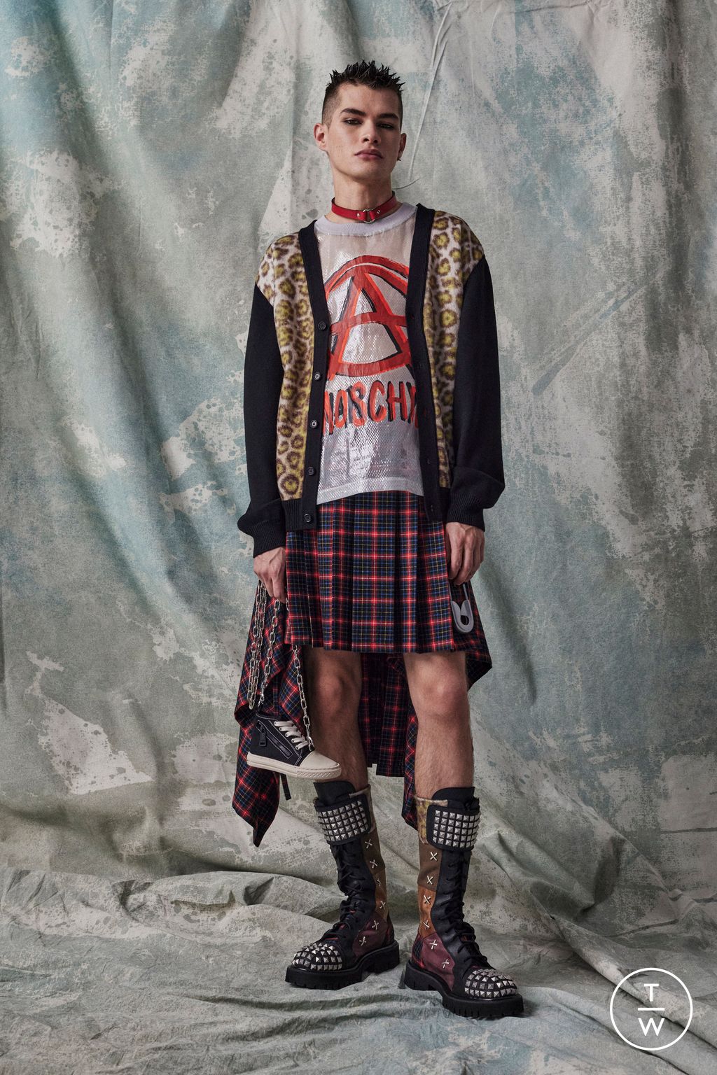 Fashion Week Milan Pre-Fall 2023 look 23 from the Moschino collection 男装
