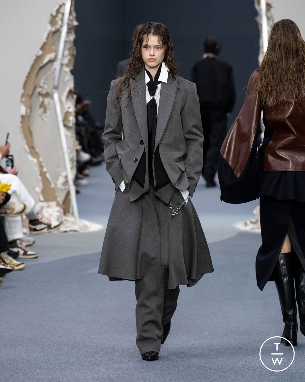 Fashion Week Paris Fall/Winter 2026 look 24 from the Sacai collection menswear