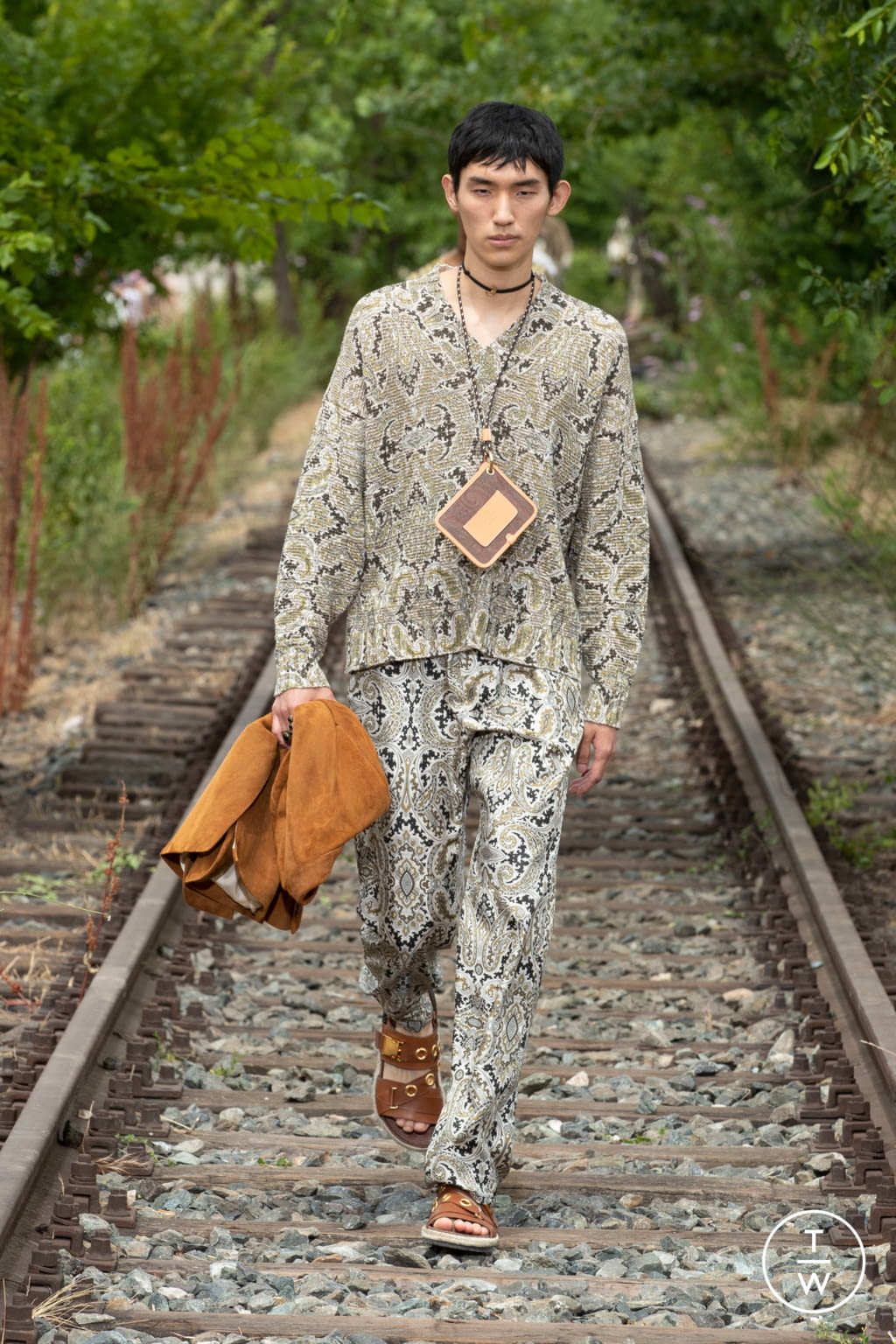 Fashion Week Milan Spring/Summer 2022 look 24 from the Etro collection menswear