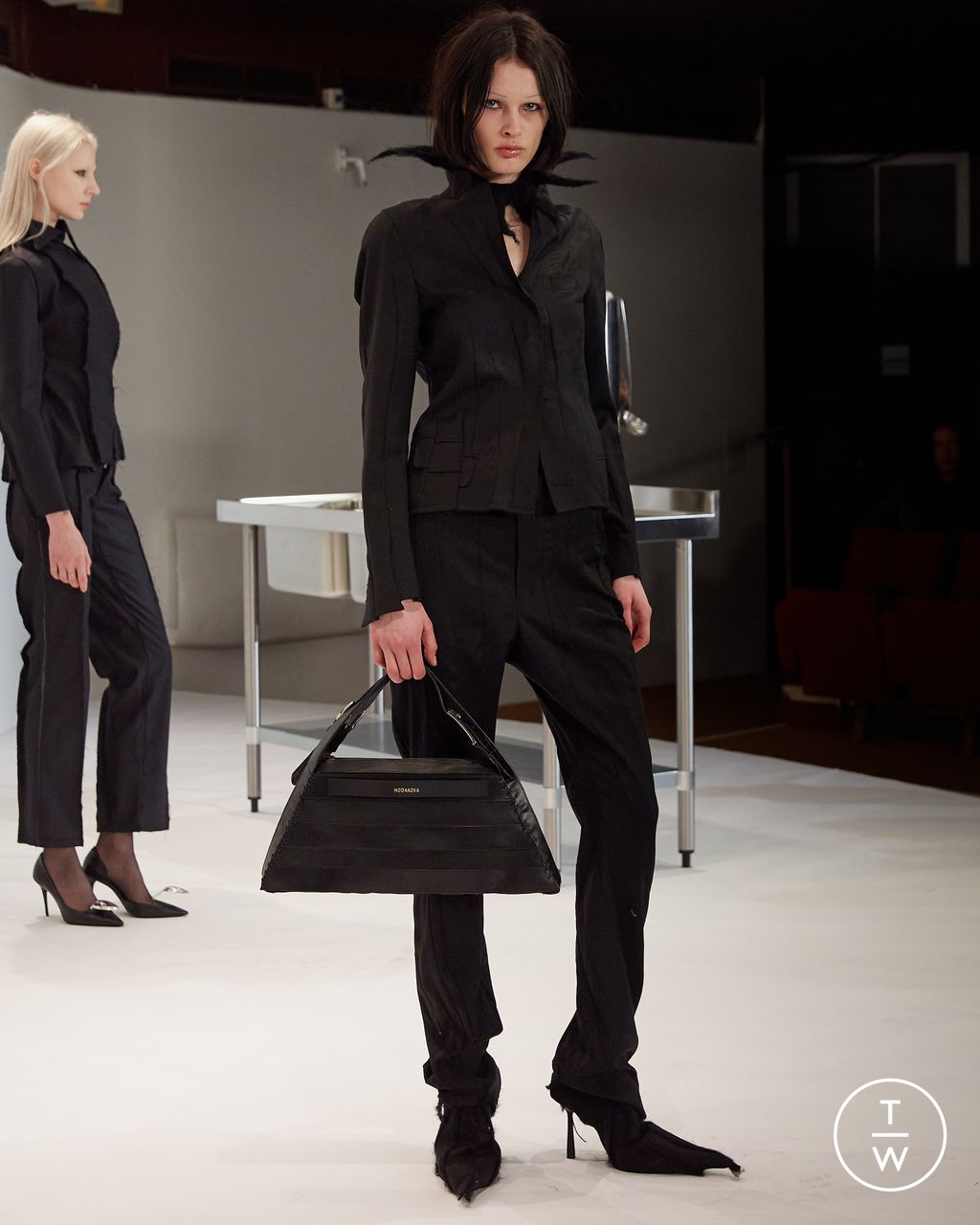 Fashion Week Paris Fall/Winter 2023 look 24 de la collection Hodakova womenswear