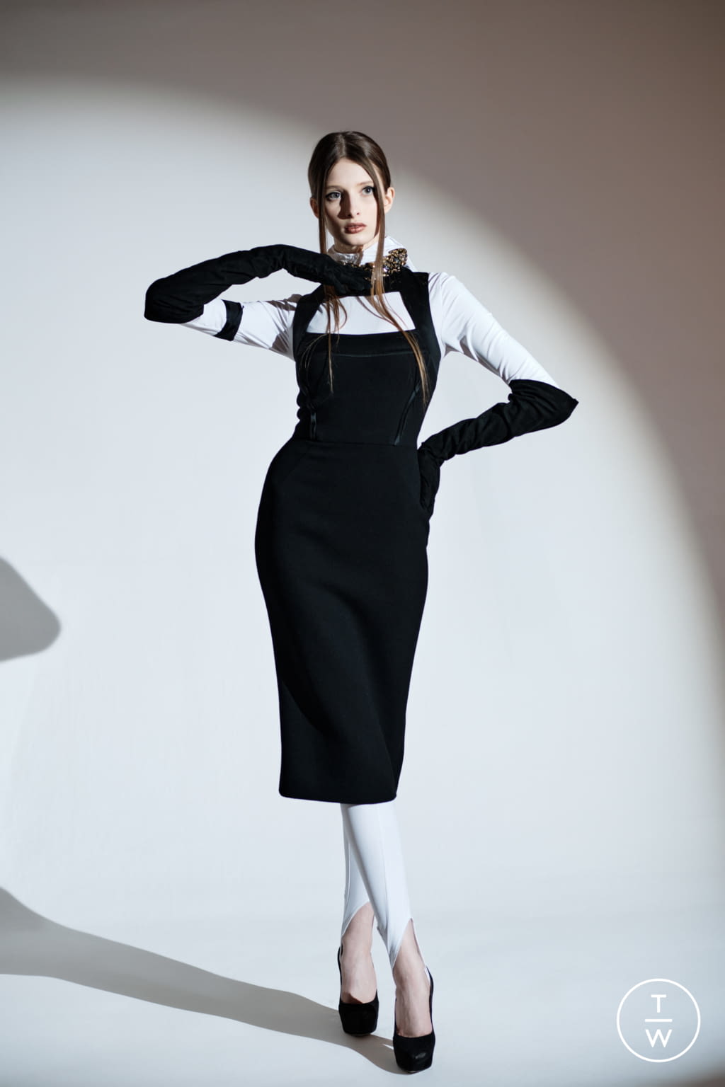 Fashion Week Paris Fall/Winter 2021 look 24 de la collection Valentin Yudashkin womenswear