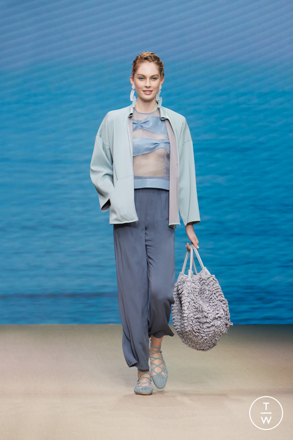 Fashion Week Milan Spring/Summer 2022 look 24 from the Giorgio Armani collection womenswear